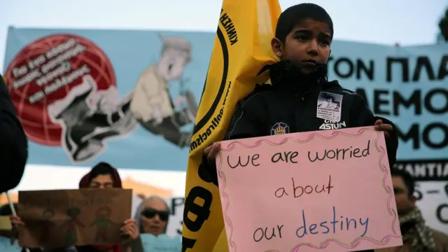 เด็กผู้ลี้ภัยถือป้ายประท้วง