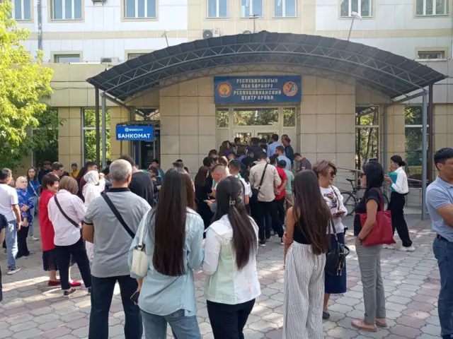 Чек ара жаңжалында жабыркагандарга кан берүү үчүн келгендер