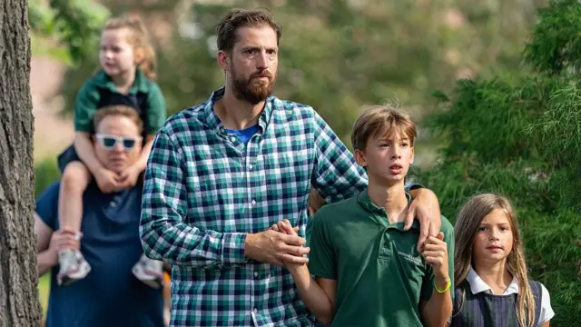 একজন পুরুষের সঙ্গে একটি ছেলে ও একটি মেয়ে শিশু, পেছনে আরেক ব্যক্তির কাঁধে একটি মেয়েশিশু