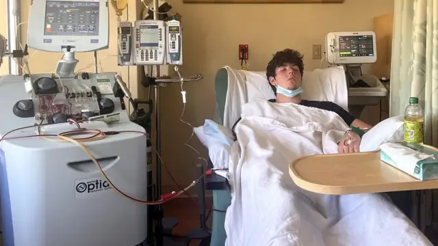 Молодий хлопець лежить у палаті, під'єднаний до різних медичних апаратів