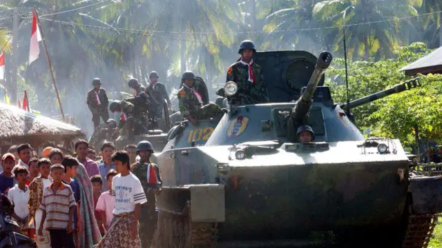 Pasukan militer Indonesia melewati desa Samolanga untuk memerangi pemberontak Gerakan Aceh Merdeka (GAM) di daerah Bireuen, sekitar 198 km timur Banda Aceh, 19 Mei 2003.