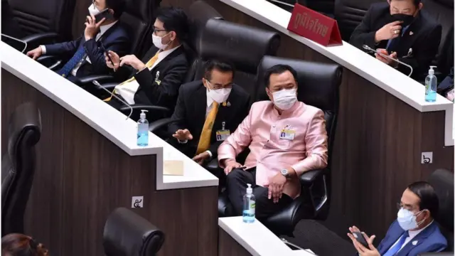 นายอนุทิน ชาญวีรกูล หัวหน้า ภท. และลูกพรรคของเขาในสภา