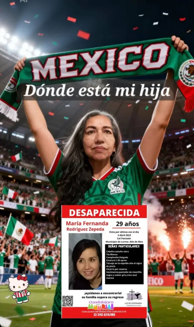 Una mujer con la camiseta de la selección mexicana de fútbol y una ficha de desaparición de su hija