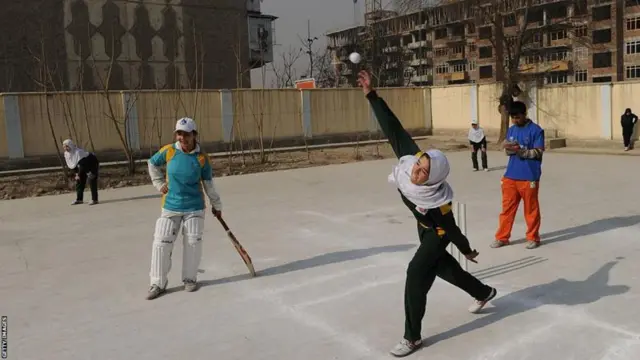 یک بازیکن تیم کریکت افغانستان در انگلستان، دو نفر در کانادا و بقیه در استرالیا زندگی می‌کنند