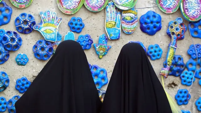 Hamsa adalah jimat dalam bentuk telapak tangan dengan mata yang dipakai oleh penganut Yahudi, Kristen, dan Islam di Afrika Utara dan Timur Tengah.