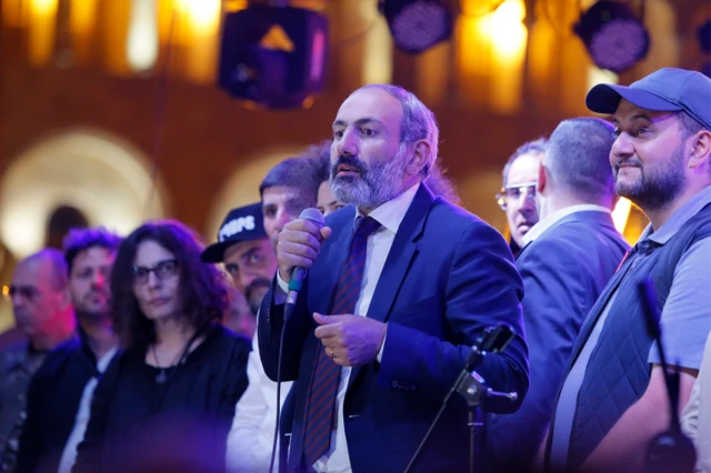 Никол Пашинян на сцене