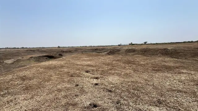 निल्लोड येथील धरणात पाण्याचा एक थेंबही शिल्लक नाहीये.