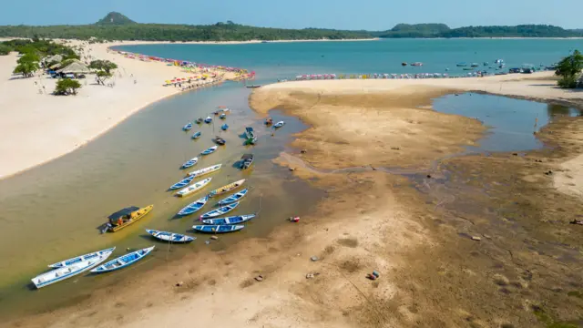 Permukaan Sungai Tapajos di Alter do Chao, Brasil, surut karena kekeringan pada 2023.