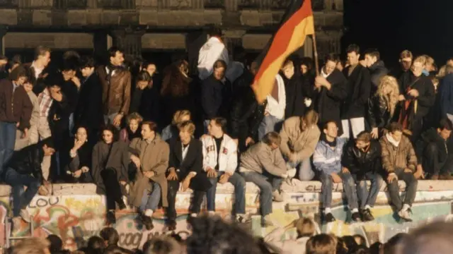 बर्लिनची भिंत पडली तेव्हाचं दृश्यं