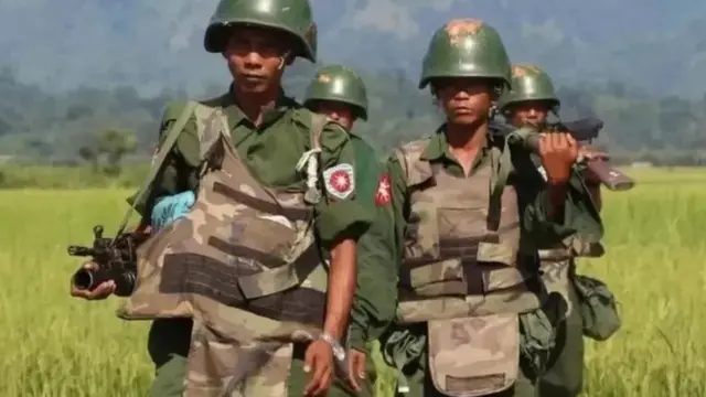 ရခိုင်မြောက်ပိုင်းမှာတွေ့ရတဲ့ မြန်မာစစ်တပ် ( ပုံ အဟောင်း)