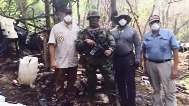 Funcionarios de EE.UU. con un soldado mexicano