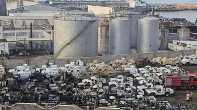 تصویر وسایط نظامی آسیب دیده در بندر مکلا، یمن پس از حمله هوایی ائتلاف به رهبری عربستان سعودی 