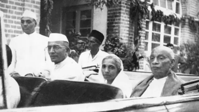  (ડાબેથી) સરદાર પટેલ, મણીબહેન પટેલ અને મોરારજી દેસાઈ