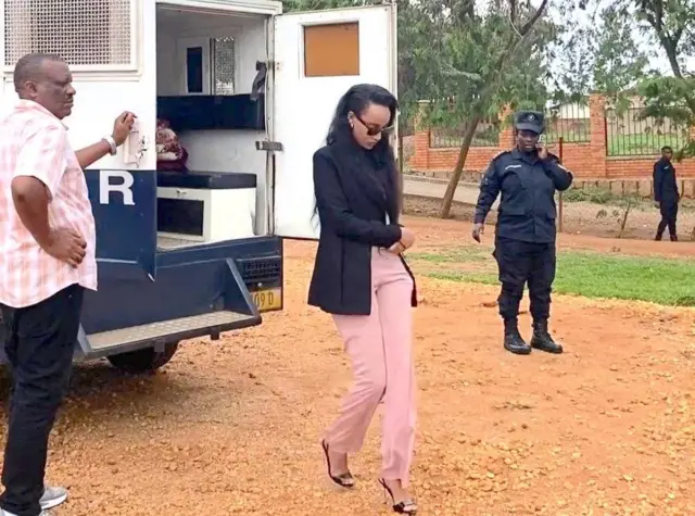 Divine Muheto asohotse mu modoka y'imfungwa yinjizwa mu rukiko ku Kicukiro i Kigali