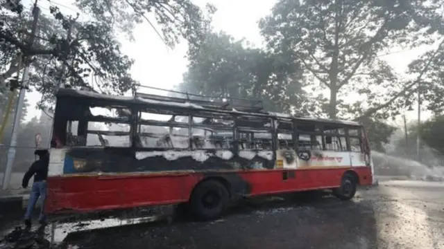 लखनऊ में प्रदर्शन के दौरान जलाई गई एक बस