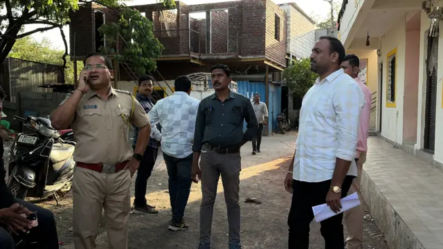 हडपसरमध्ये पोलीस विषारी दारू मृत्यू प्रकरणाचा तपास करताना (29 मे)