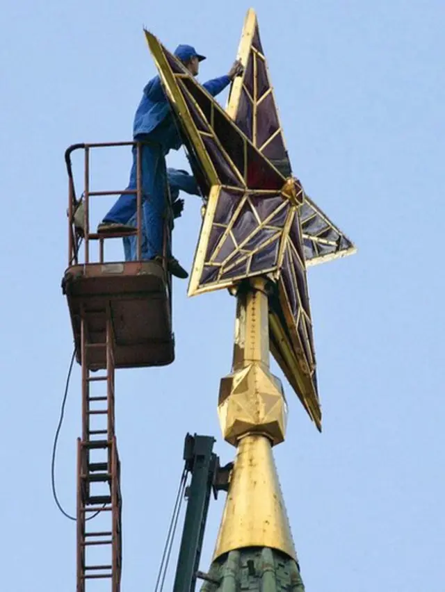 Профилактические работы на одной из кремлевских звезд