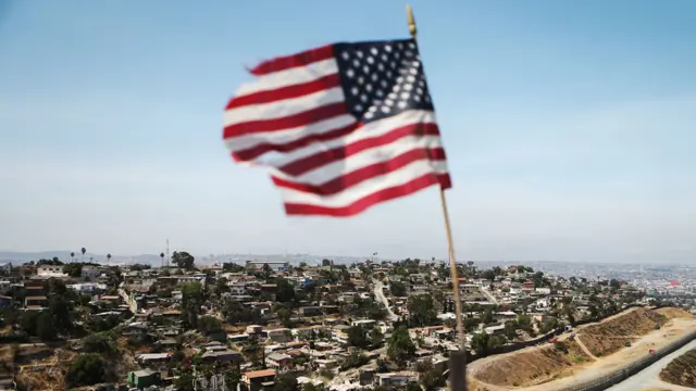 Bandeira dos EUA na fronteira com o México