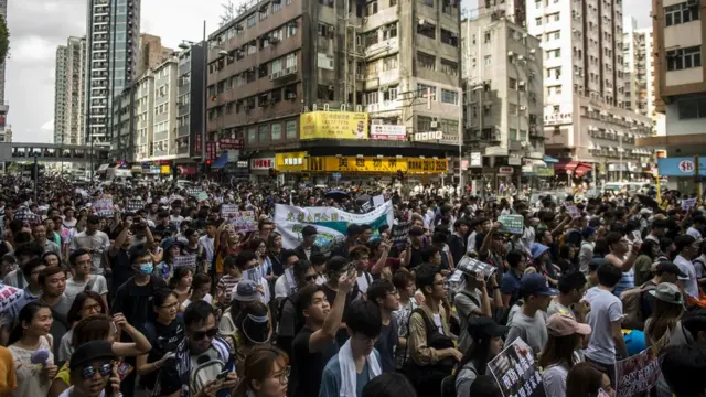 网民7月6日在屯门发起游行，抗议当地一些新移民长年在公园唱歌作乐，造成噪音污染。