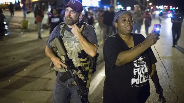 Mujer durante una manifestación por el primer aniversario de la muerte de Michael Brown.