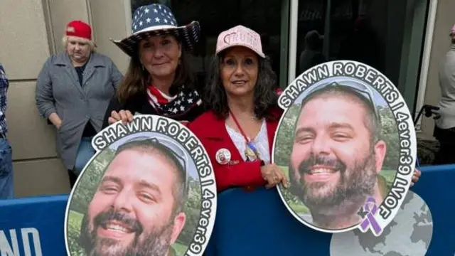 シャロン・ロバーツさん（右）