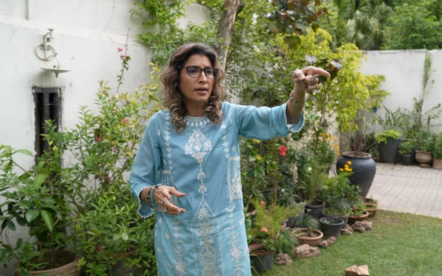 ونیزہ احمد اپنے لان میں