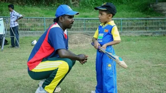 සුජීව ප්‍රියදර්ශන තමයි පුතාගේ මුල්ම ක්‍රිකට් පුහුණුකරු වුනේ