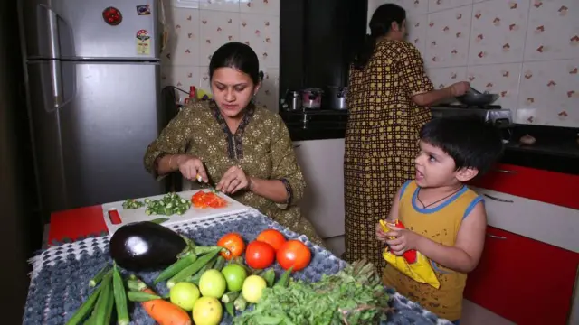 खाना पकान के प्रक्रिया में बच्चों को शामिल करने से वो सब्ज़ियों को पसंद भी करने लगते हैं (सांकेतिक तस्वीर)