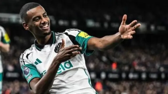 Aleksaandar taphoota Piriimer Liigii torba irratti walitti aansee goolii galchuun tarree Alan Shiirar fi Jooy Wiilookitti makameera