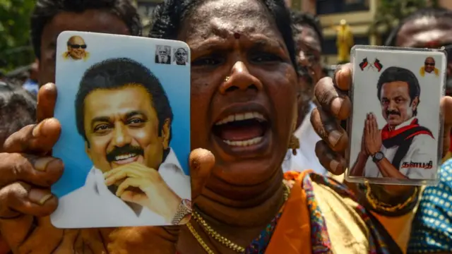 डीएमके प्रमुख एमके स्टालिन की तस्वीर के साथ एक समर्थक