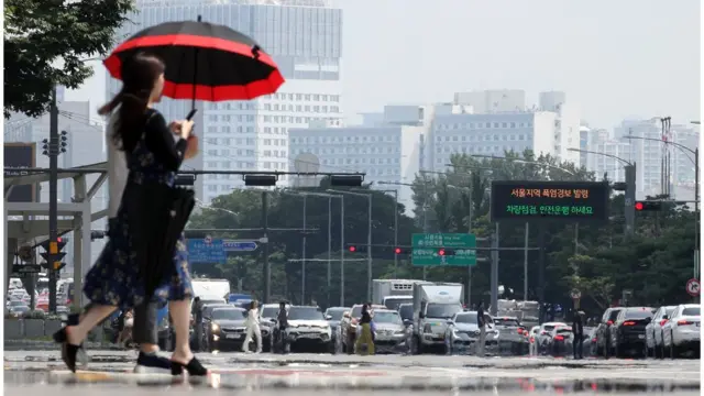 한낮 기온이 36도까지 오르며 전국 대부분이 폭염 경보가 발효된 1일 서울 영등포구 여의대로 일대 아스팔트 위로 아지랑이가 피어 오르고 있다