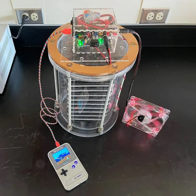 Damian Stefaniuk has been able to use a carbon cement supercapacitor to power a handheld gaming device