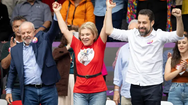 Lula, Marta Suplicy e Guilherme Boulos de mãos dadas e erguidas durante comício de campanha