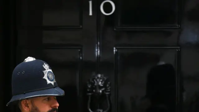 Policía británico frente a la sede del gobierno británico