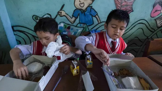 Dua murid SD menyantap makanan bergizi gratis di SDN 1 Kendari, Sulawesi Tenggara, Senin (18/11/2024). Peluncuran program pemberian makan bergizi gratis tersebut merupakan dukungan terhadap salah satu proram Asta Cita Pemerintah yang akan rutin diterapkan pada tahun 2025.