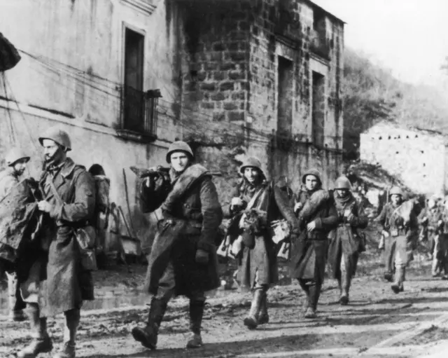 Soldados italianos abandonan sus posiciones en los Balcanes tras la firma del armisticio con los aliados.