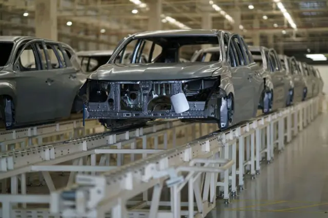 Bodi kendaraan terlihat di jalur produksi sebuah pabrik mobil di Cikarang. 