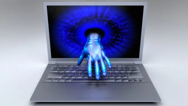 Mano que sale de un computador