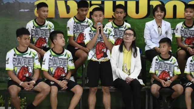 Adul Sam-on, 14 tahun, mengatakan kepada wartawan dia hanya dapat mengatakan "halo" saat penyelam Inggris muncul.