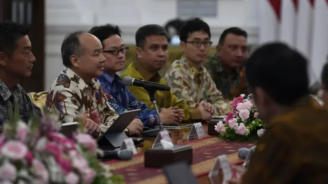CEO Softbank Masayoshi Son (kedua kiri) bersama jajarannya bertemu dengan Presiden Joko Widodo di Istana Merdeka, Jakarta, Jumat (10/01/2020).