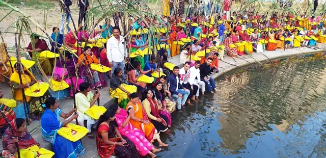 रांची शहर के एक छठ घाट पर पूजा से पहले की तैयारियां
