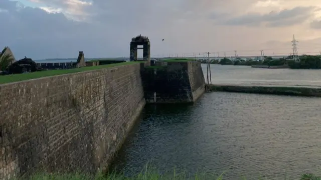 ප්‍රධාන ගොඩබිම හා මන්නාරම් දූපත යා කෙරෙන පාලමෙන් ඔබ මන්නාරම් දූපත වෙත ඇතුළුවන විටම ඔබට දකුණු පසින් දිස්වන දැවැන්ත බලකොටුවකි. 