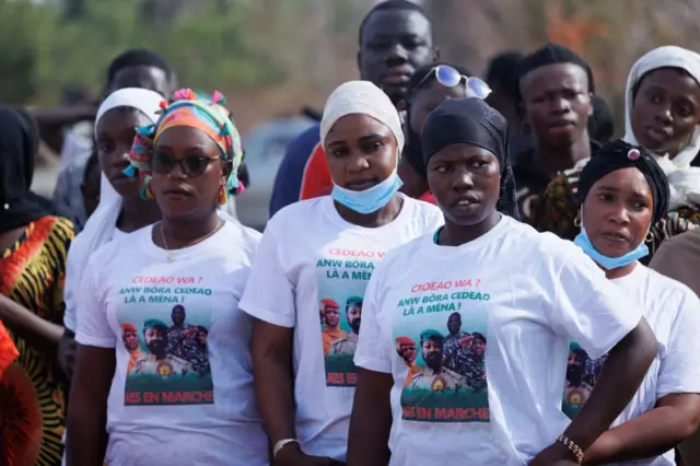 Des femmes portant des t-shirts en soutien à l'Alliance des États du Sahel (AES) participent à un rassemblement pour célébrer le retrait du Mali, du Niger et du Burkina Faso de la Communauté économique des États de l'Afrique de l'Ouest (CEDEAO) à Kurukanfuga, le 28 janvier 2025. (Illustration)