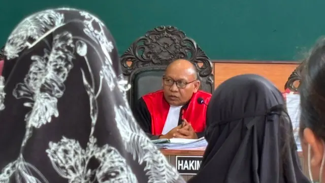Sidang yang diketuai Hakim Sunaryanto itu digelar dalam tiga berkas perkara lantaran para terdakwa memiliki peran yang berbeda.