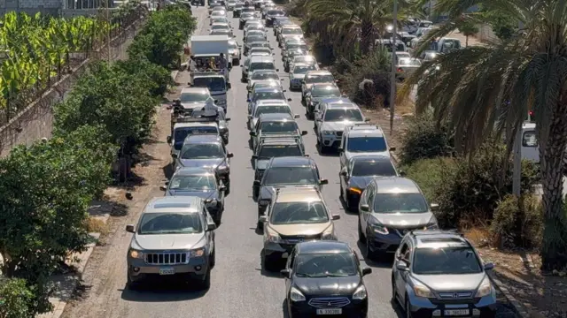 سيارات تتجه شمالا من مدينة صيدا الساحلية في جنوب لبنان بينما يفر بعض اللبنانيين من القصف الإسرائيلي العنيف، لبنان 23 سبتمبر 2024