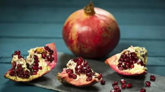 Розрізаний і цілий гранат 