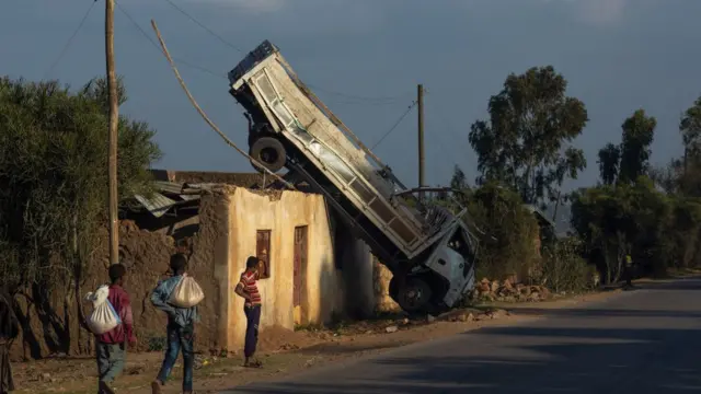 Harargeetti konkolaataa karaa gadi dhiisee mana kore
