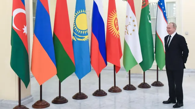 Путин на фоне флагов стран СНГ