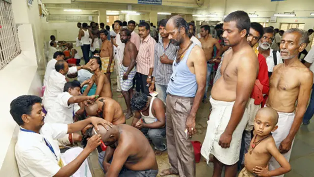 తలనీలాలు సమర్పిస్తున్న భక్తులు