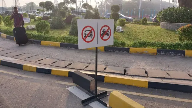 ශ්‍රී ලංගම , පෞද්ගලික බස් රථ , යතුරු පැදි , ත්‍රිරෝද රථවලට එය තහනම් කලාපයක් වී ඇත. 